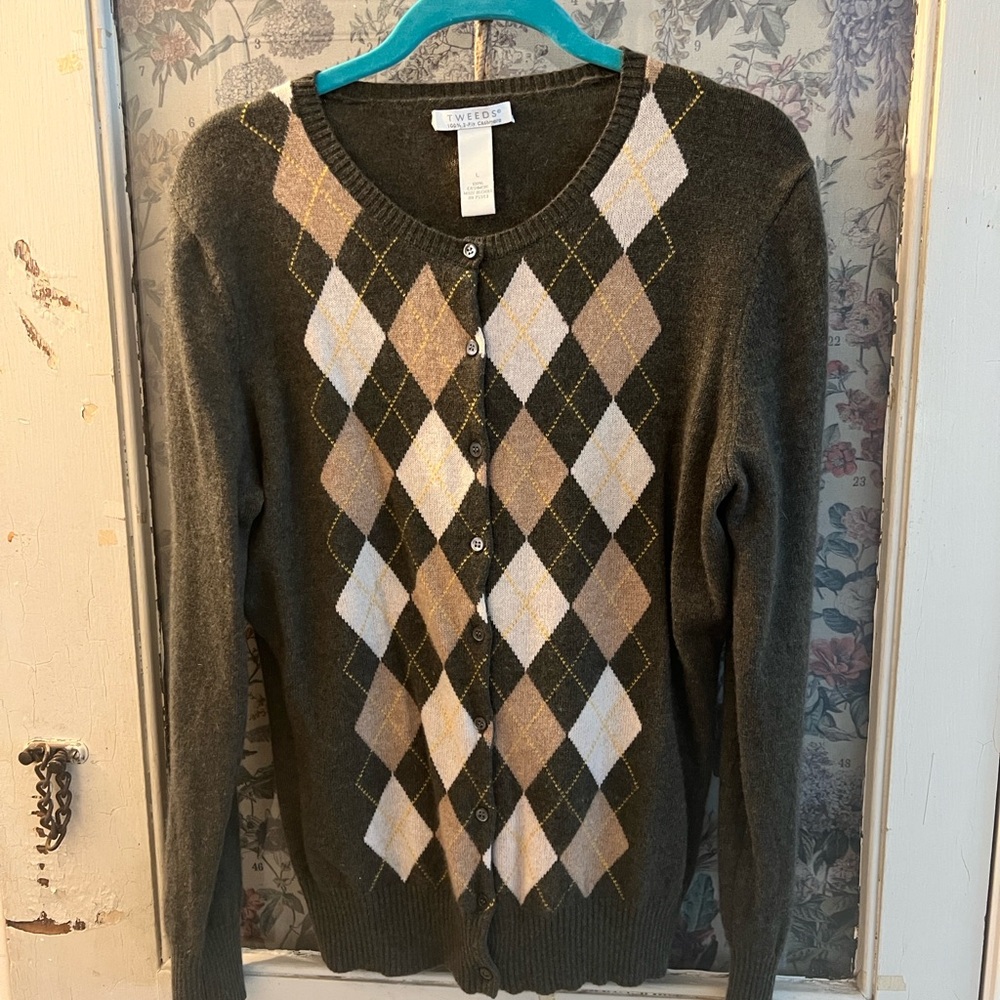 🇬🇧 Tweeds Argyle Cardigan Sweater - Army
Green and Cream Cashmere sweater